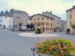 Ag3 immobilier Vente Achat Agence immobilière Tarn. Une place de Brassac avec ses façades anciennes